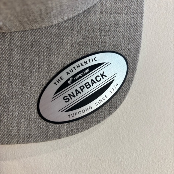 THE CLASSICS YUPOONG Gray Snapback Acrylic Wool Ballcap Hat Embroidered Pig NEW - Picture 3 of 11